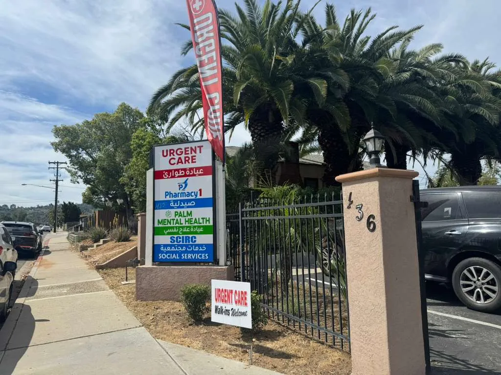 Bilingual urgent care sign with Arabic El Cajon